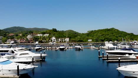 伊克斯塔帕港 (zihuatanejo marina) 是美國最著名的港口之一