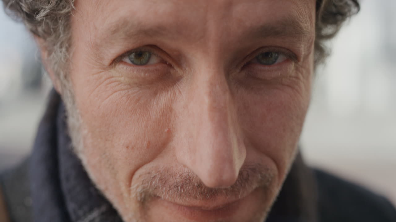 ritratto ravvicinato uomo caucasico maturo sicuro di sé che guarda in alto sorridendo godendo di uno stile di vita di successo maschio attraente indipendente in slow motion