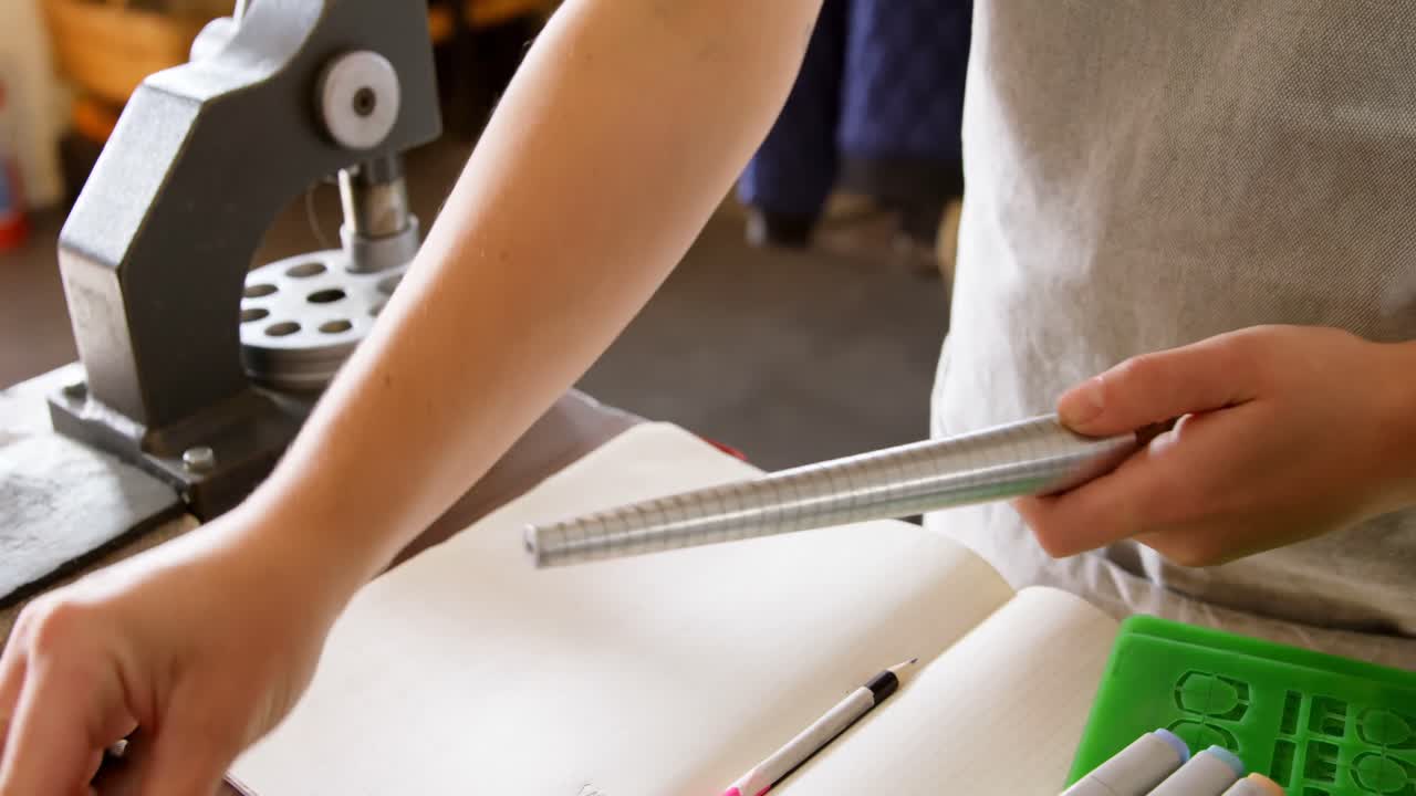 보석 디자이너가 워크 ⁇  4k에서 도구를 사용합니다.