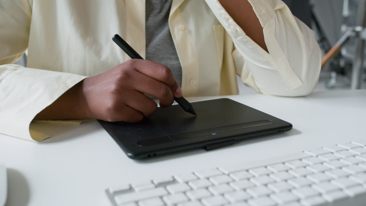 fotógrafo editando imágenes