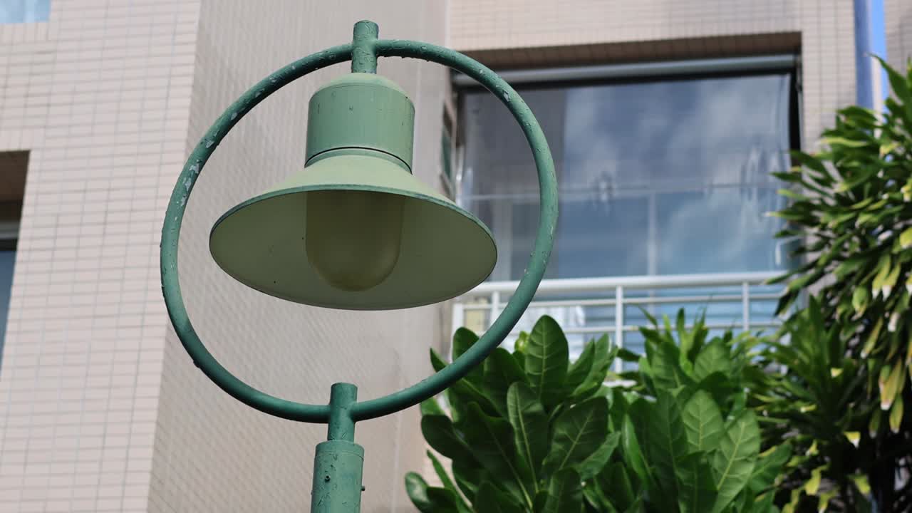 la lámpara del jardín se balancea suavemente en el viento.