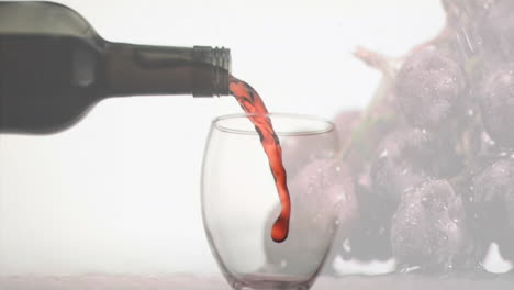 animación de vino tinto vertiendo en vaso en el fondo con uvas