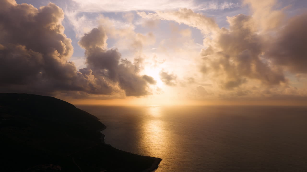 Il tramonto sull'oceano con drammatiche nuvole