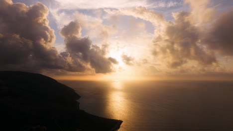 puesta de sol sobre el océano con nubes dramáticas