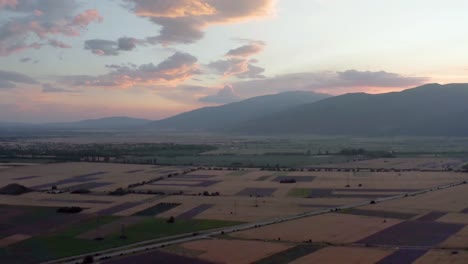 Puesta-De-Sol-Sobre-El-Valle-Kazanluk-De-Bulgaria-De-Campos-De-Lavanda-Aromáticos-Y-Fragantes