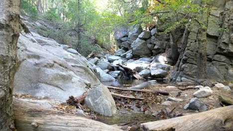 Inspirierende-Aussicht-Auf-Den-Fluss-Zwischen-Bäumen-Und-Felsen---Wunderschöner-Naturflug-über-Den-Fluss---Heartrock-In-Crestline,-Kalifornien