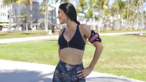 contenido deportivo mujer trabajando en el parque