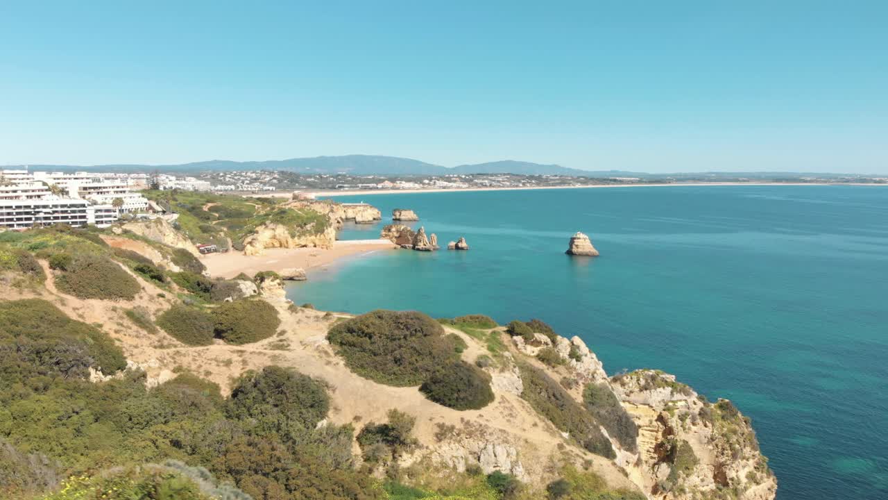 포르투갈 알가르베 라고스(lagos)의 도나 아나 비치(dona ana beach)와 접해 있는 험준한 해안선 가파른 절벽 - 왼쪽에서 오른쪽으로 공중 슬라이드 공개 샷