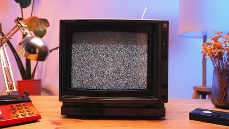 tv retro, televisión vintage en una configuración nostálgica, una tv retro muestra grano en la pantalla, dispositivo aterrador de la noche de halloween bueno para la llave de croma y la pantalla verde. imágenes de alta calidad 4k