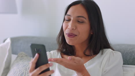 videollamada, amor y saludo con una mujer soplando