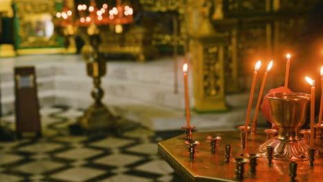 lámpara de araña en la iglesia