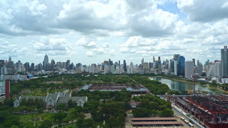 Nubes-De-Vista-De-Lapso-De-Tiempo-Que-Pasan-Sobre-El-Parque-Lumphini,-Bangkok,-Tailandia