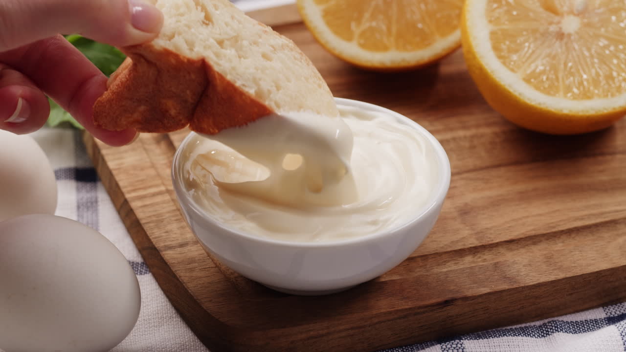 sumergir pan en mayo con huevos y limones
