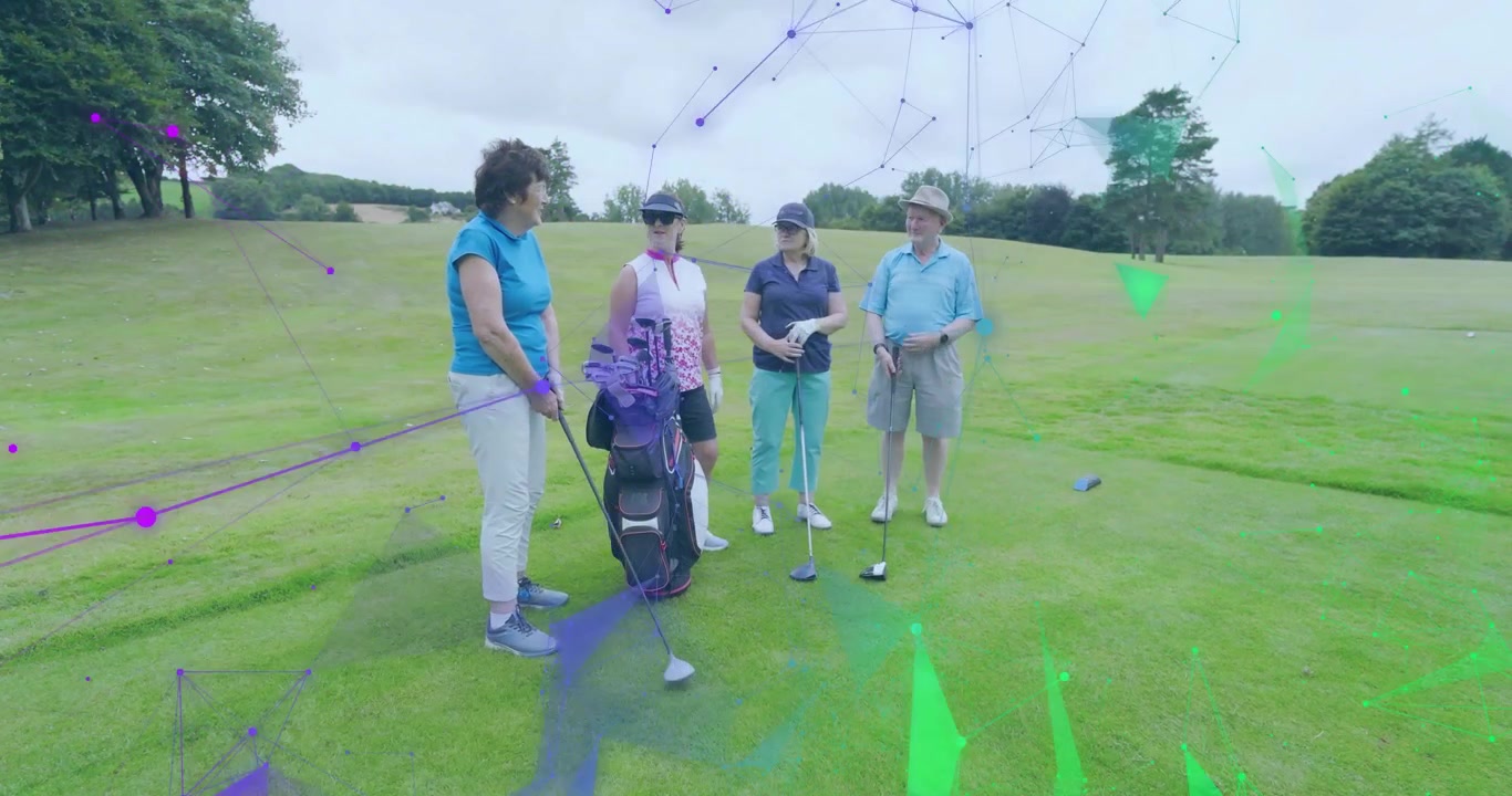 Bij aankomst op de tee box overzien golfvrienden de fairway en vergelijken ze clubs, terwijl ze de slagvolgorde plannen.