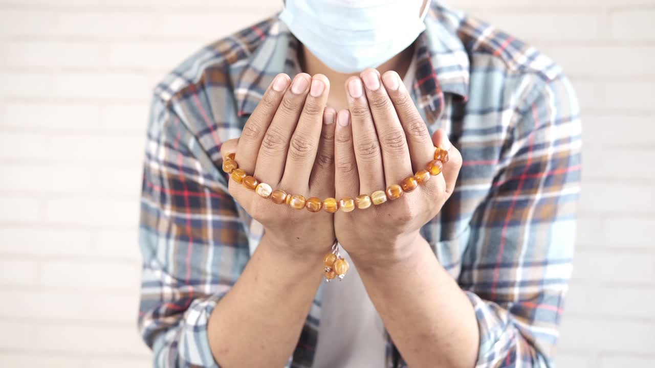 라마단 기간 에 기도 하는 얼굴 마스크 를 착용 한 무슬림 남자, 근접