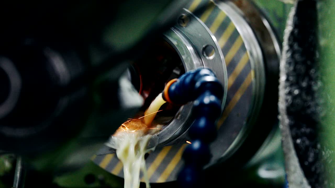 trabajo de acabado de metales en máquinas de molienda de alta precisión en talleres