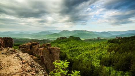 un lapso de tiempo de las famosas rocas belogradchik junto a belogradchik en la montaña búlgara stara planina