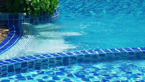 Una-Piscina-Con-Agua-En-Movimiento-Y-El-Fondo-Revela-Azulejos-Y-Profundidad.