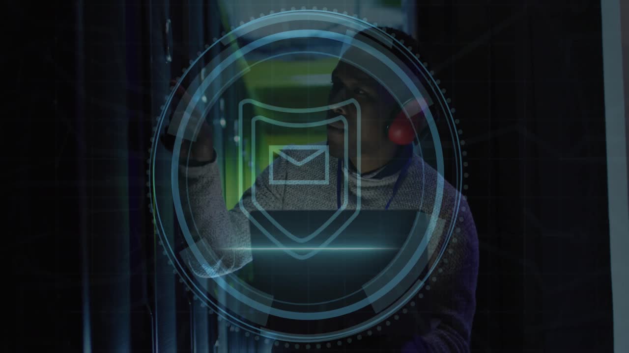 animación de seguridad cibernética texto, sobre, ingeniero afroamericano usando una computadora portátil en la sala de datos