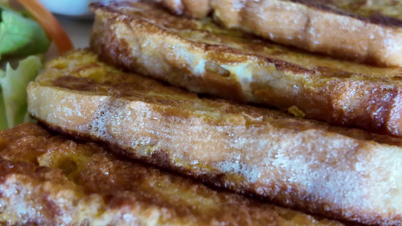un primer plano de las deliciosas tostadas francesas.