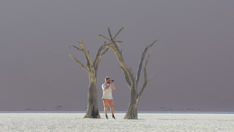 Fotógrafo-Con-Cámara-Tomando-Fotos-En-Deadvlei,-Cacerola-De-Arcilla-En-Sossusvlei