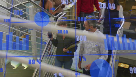 animación del procesamiento de datos financieros sobre diversas personas de negocios en la oficina