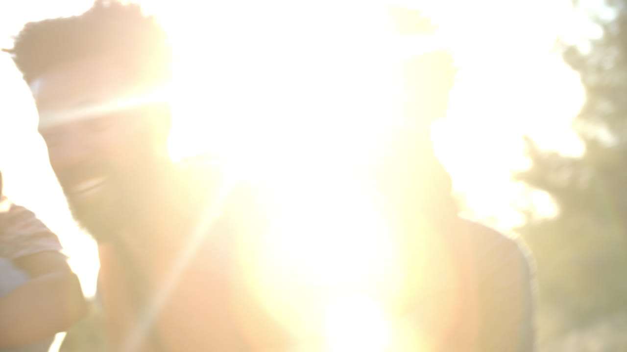 부모가 밖에서 아이들을 에 고 다니는 모습, 근접