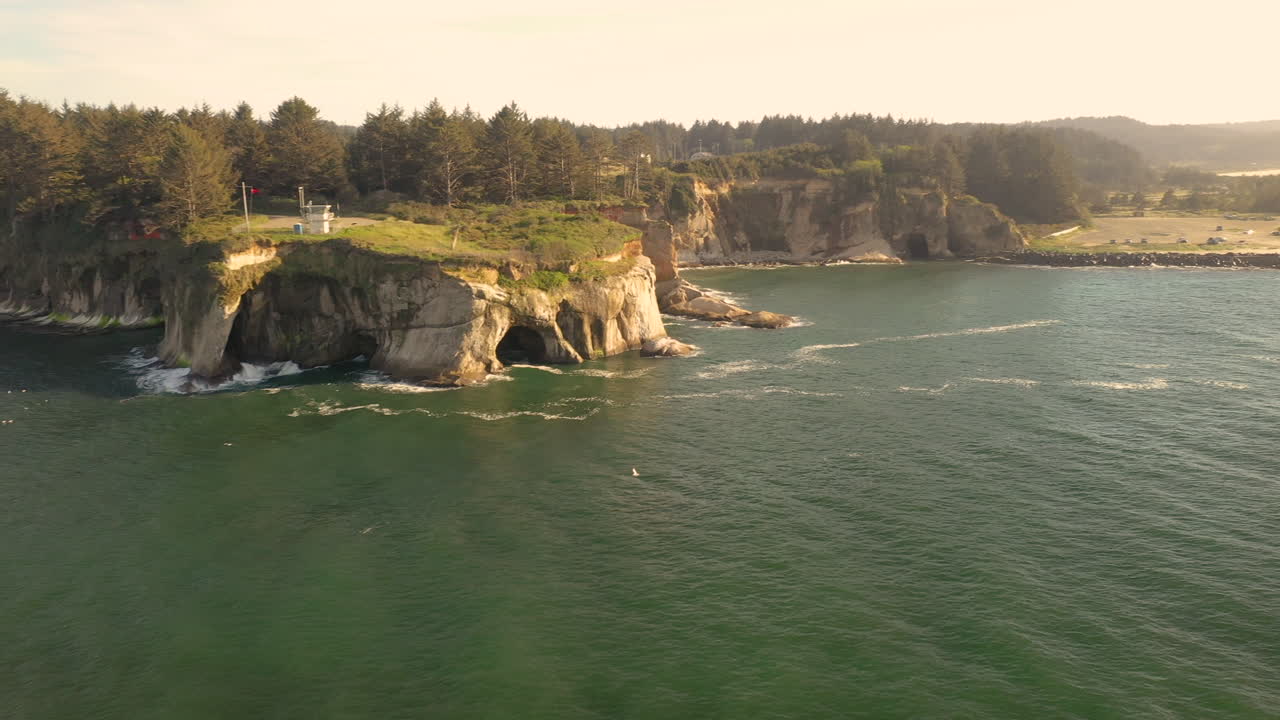 쿠스 베이 근처의 남부 오레곤 해안선의 공중 클립