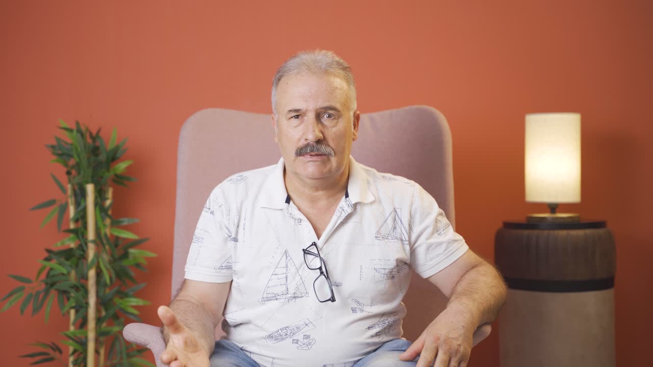 Anziano che si arrabbia con la telecamera
