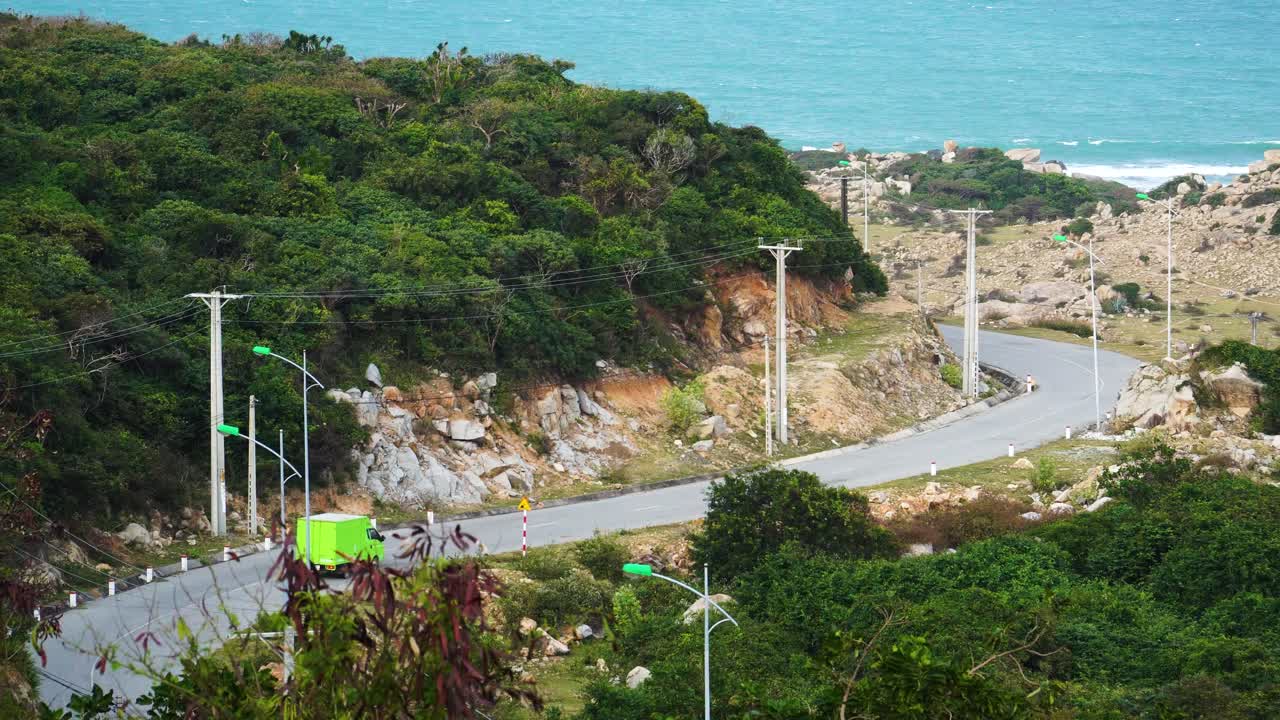 트럭이 고속도로를 지나가는 판랑 해안의 풍경