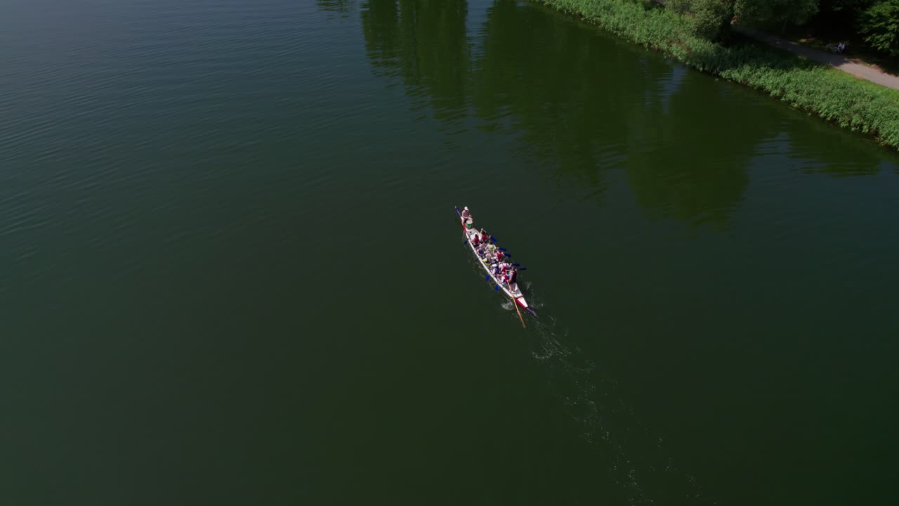barco de dragón nadando en un lago, disparo de dron