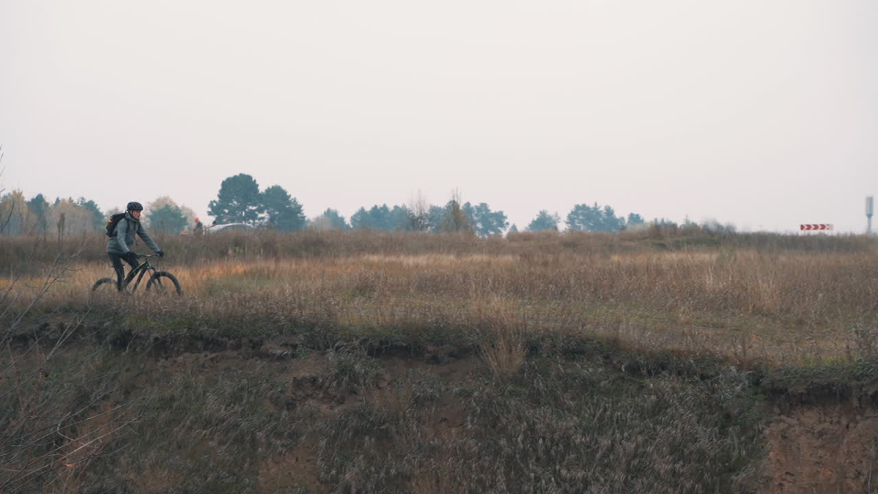 спортсмен мужчина едет на горном велосипеде в гору 1