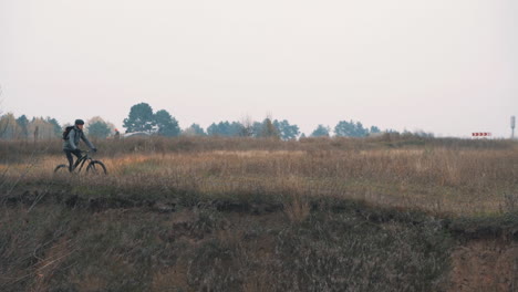 sportowiec jedzie na rowerze górskim na wzgórzu 1