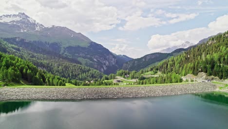 Empuje-Cautivador-En-Reveladoras-Casas-Suizas,-Cerca-Del-Embalse-Lai-Da-Marmorera