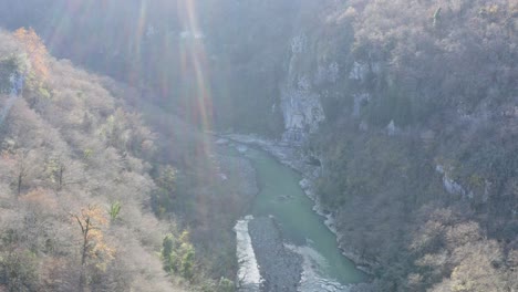 Sonnenstrahlen-Auf-Dem-Eisigen-Fluss-Im-Tal-Im-Winter,-Kutaisi,-Georgia