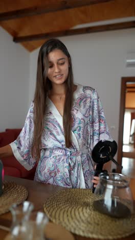 mujer haciendo cafe