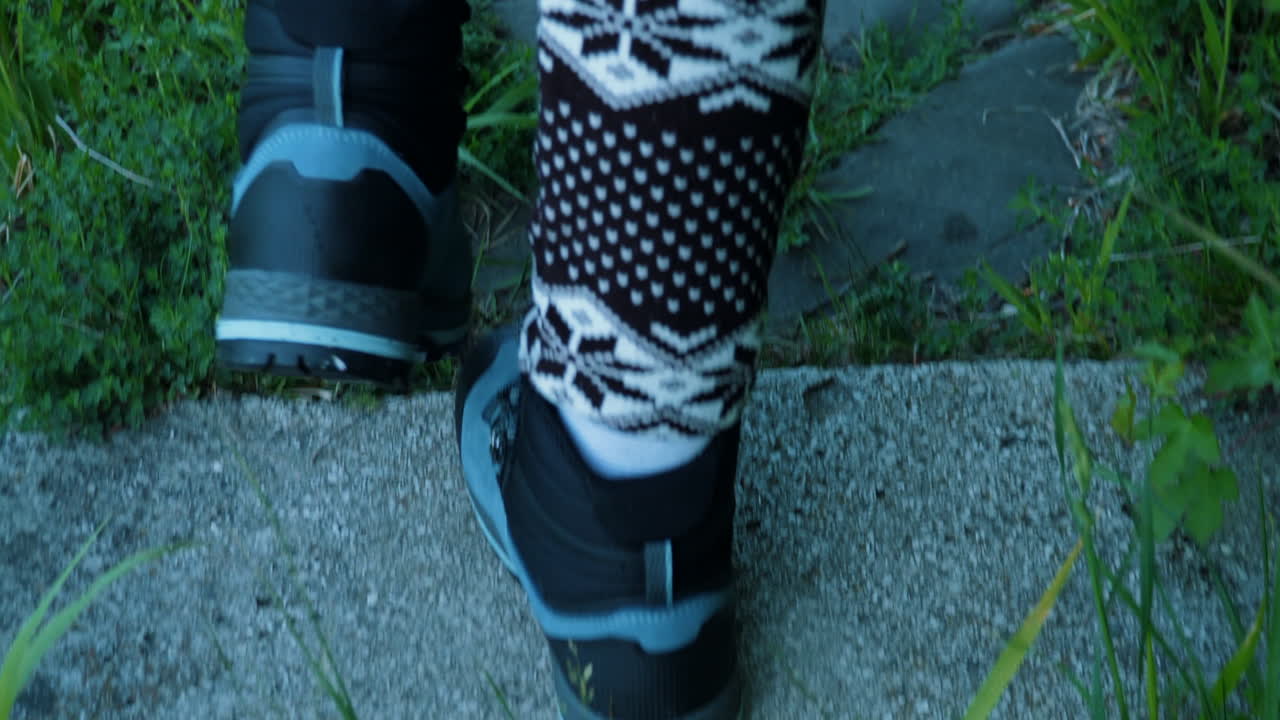 cámara lenta de la pierna de una mujer caminando por las escaleras