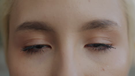 primer plano de los ojos de una mujer.