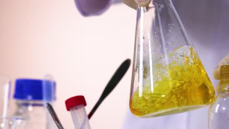 mezcla de productos químicos en un entorno de laboratorio