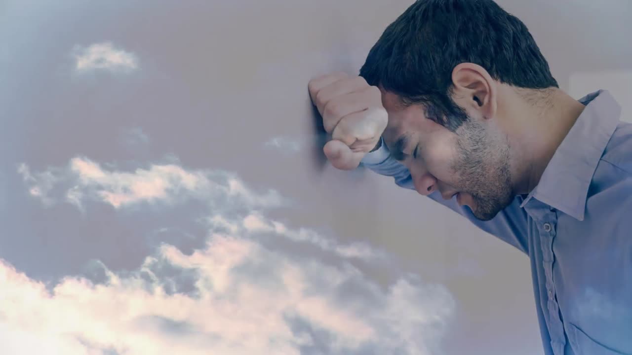 벽 동영상 에 기대어 있는 남자