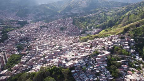 la comuna 13 iluminada por el sol es una favela que se extiende por las colinas de medellín, colombia.