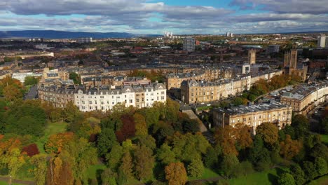 el resplandor de otoño sobre el parque kelvingrove, vista aérea capturada desde el parque circus place, glasgow west end, escocia, reino unido