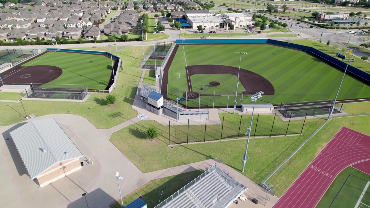Video aereo del campo da football americano e dei campi da baseball della Emerson High School