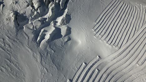 Vista-Aérea-De-Un-Glaciar-Y-Superficies-Nevadas