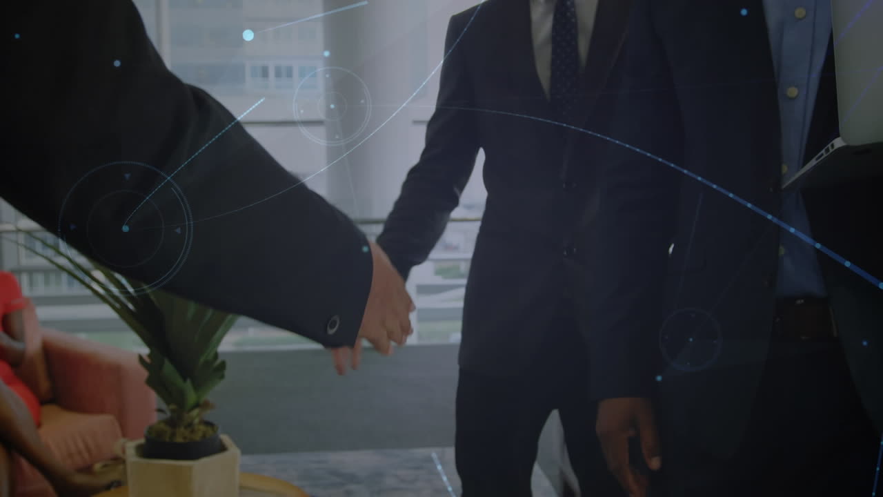 Animazione di reti di connessioni su diversi professionisti che si stringono la mano in ufficio