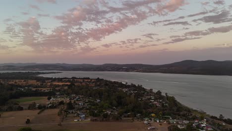 Tiro-De-Hiperlapso-De-La-Ciudad-De-Launceston-En-El-Río-Tamar-Durante-La-Puesta-De-Sol-Dorada,-Tasmania