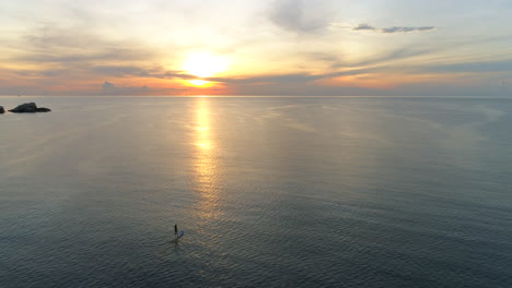 Vuelo-Sobre-El-Mar-Con-Surfistas