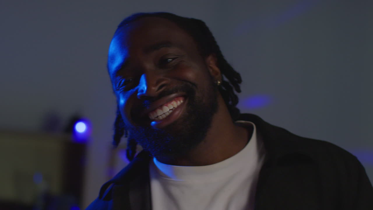 pareja joven divirtiéndose bailando y bebiendo alcohol en una fiesta de casa o club juntos 12