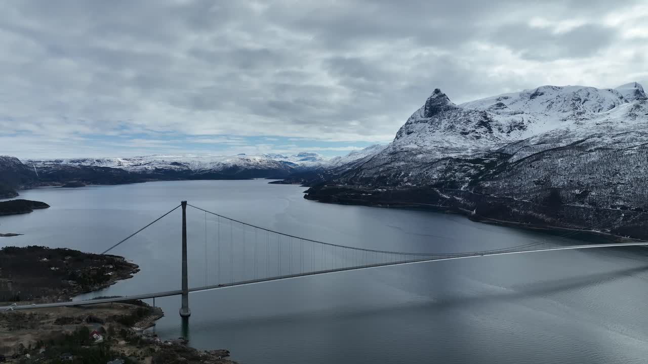 vista aérea de un puente con campos nevados y montañas en narvik, noruega