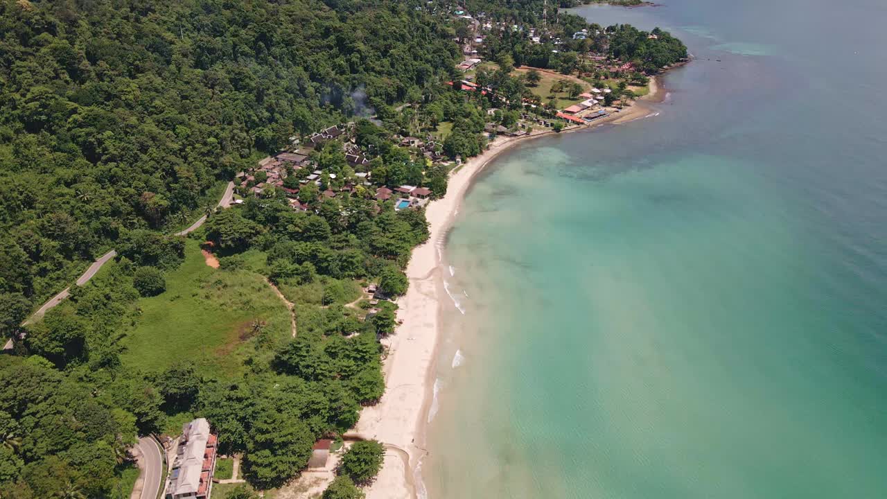 tiro de drone de playa solitaria con algunos pequeños resorts en la isla de koh chang, tailandia